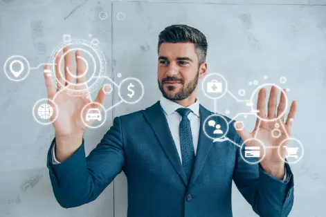 Imagen de transformación digital hombre con barba vestido de traje manipulando iconos que se encuentran en el aire