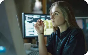 Imagen de mujer mirando pantalla de computador