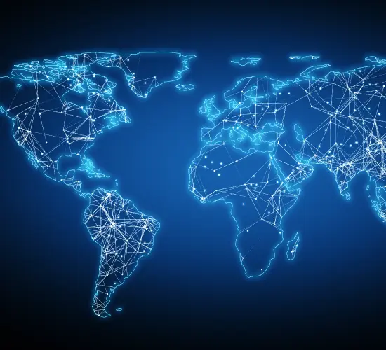 mapa mundial con puntos y lineas de conexión en fondo azul celeste neon