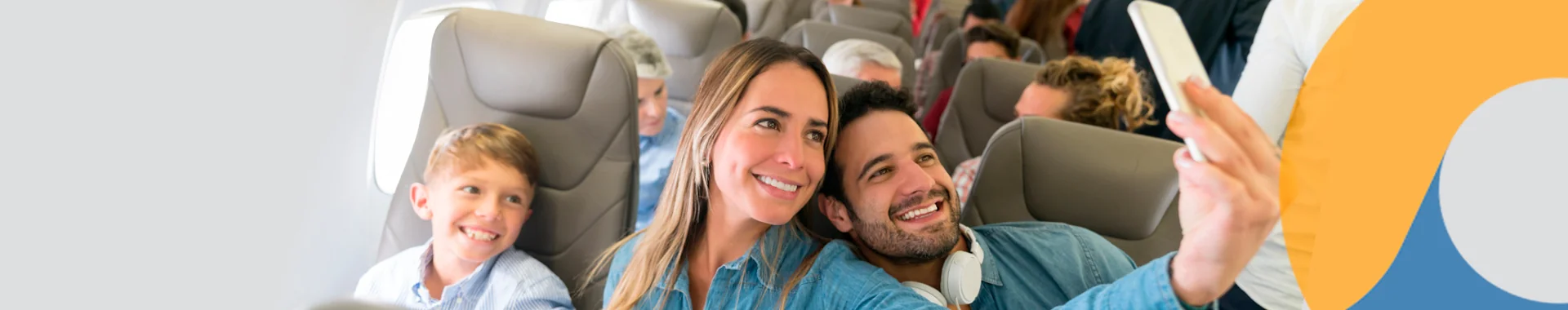 Familia sacandose una foto dentro de un avion