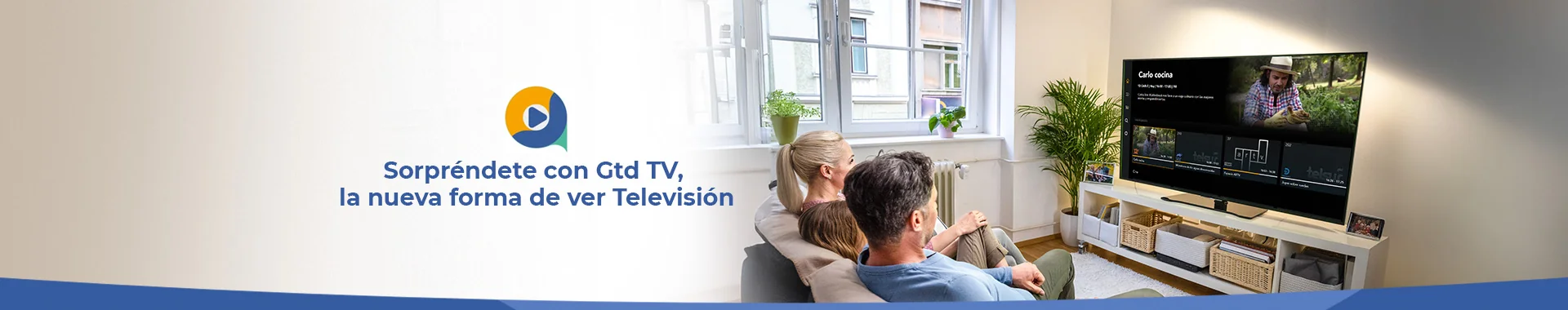Una pareja viendo Gtd TV en su televisor mas el logo de Gtd tv