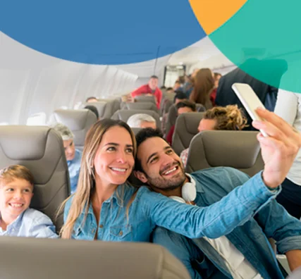 Familia sacandose una foto dentro de un avion