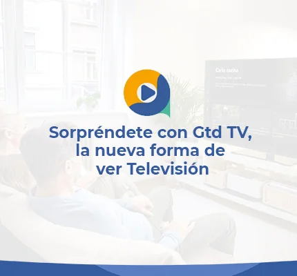 Una pareja viendo Gtd TV en su televisor mas el logo de Gtd tv