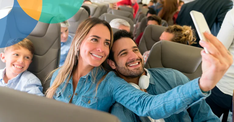 Familia sacandose una foto dentro de un avion