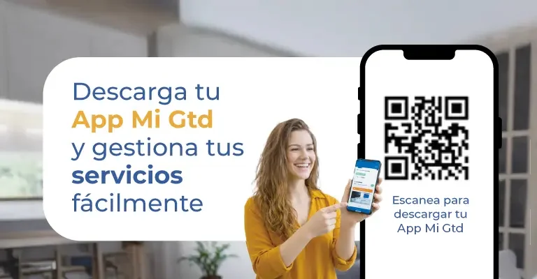 Mujer mirando celular app mi Gtd